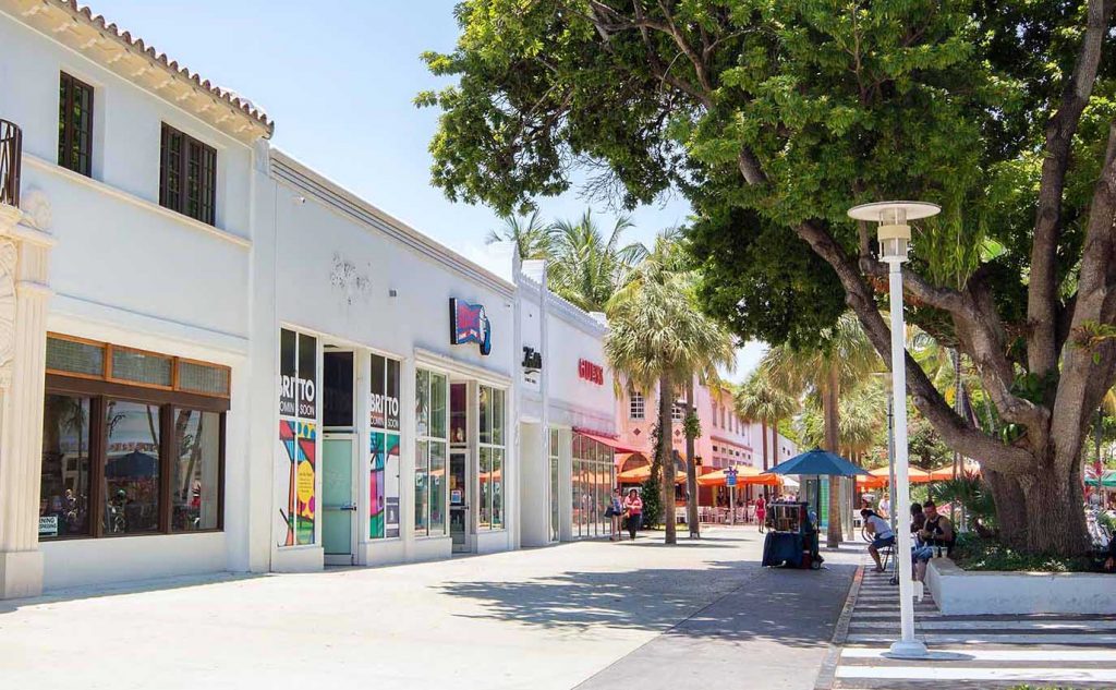 Lincoln Road Mall in Miami - Fashionable outdoor shopping and